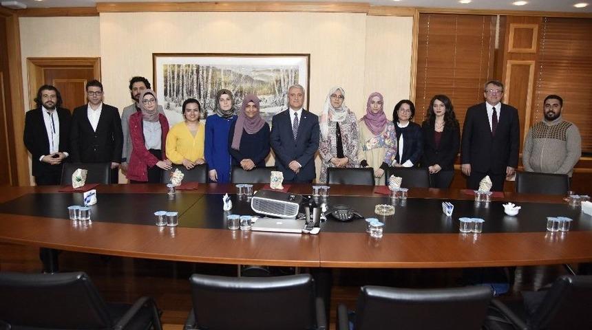 Arap&ccedil;a Ders İ&ccedil;eriklerini Seslendiren &Ouml;ğrencilerden Rekt&ouml;r G&uuml;ndoğan&rsquo;a Ziyaret