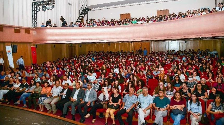 Liseli Gen&ccedil;ler Tiyatroya Doydu