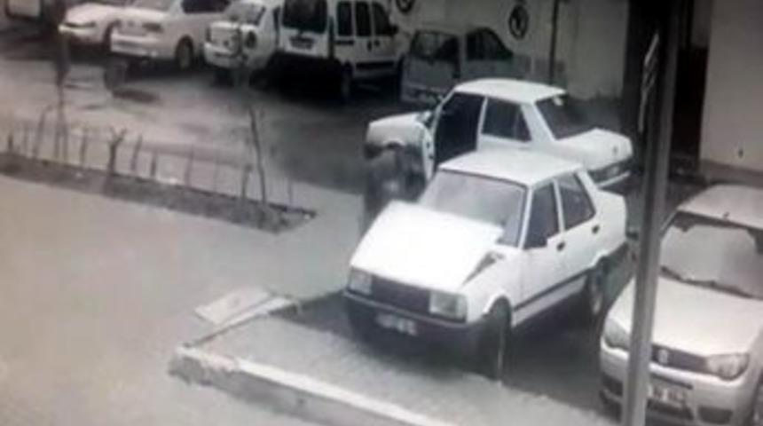 Aracın Ak&uuml;s&uuml;n&uuml; S&ouml;kerek &Ccedil;aldı, Kameralara Yakalandı