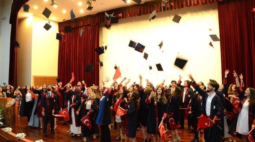 Gen&ccedil; Eczacılar Yemin Edip, Kep Fırlattı