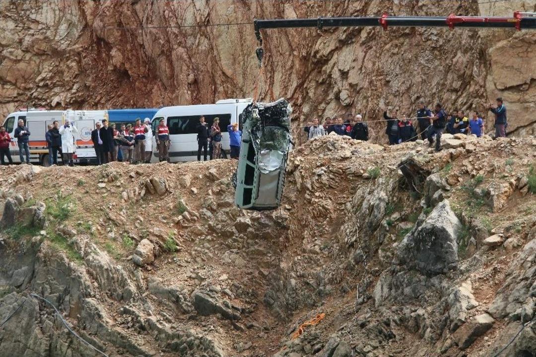 G&ouml;lete U&ccedil;an Otomobildeki Baba Ve &Ccedil;ocukların Cesedine Ulaşıldı