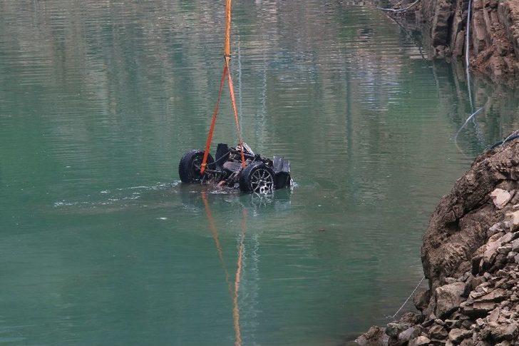 Gölete Uçan Otomobildeki Baba Ve Çocukların Cesedine Ulaşıldı G4