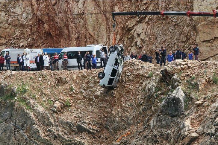 Gölete Uçan Otomobildeki Baba Ve Çocukların Cesedine Ulaşıldı G5