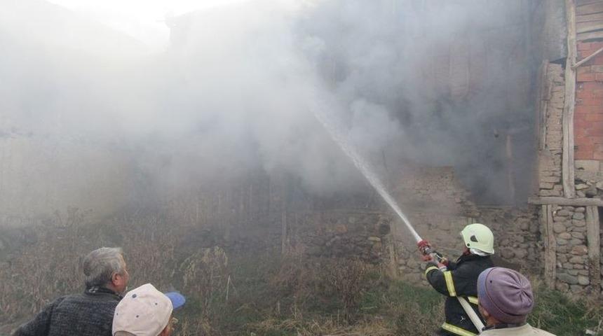 Sandıklı’da İki Katlı Kerpiç Evde Yangın