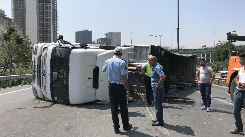 Tem Otoyolunda Virajı Alamayan Bakır Y&uuml;kl&uuml; Tır Yan Yattı