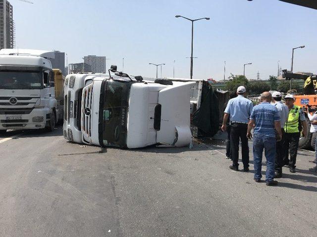 Tem Otoyolunda Virajı Alamayan Bakır Yüklü Tır Yan Yattı