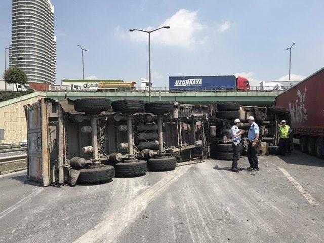 Tem Otoyolunda Virajı Alamayan Bakır Yüklü Tır Yan Yattı