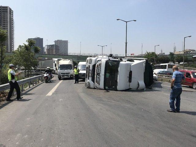 Tem Otoyolunda Virajı Alamayan Bakır Yüklü Tır Yan Yattı