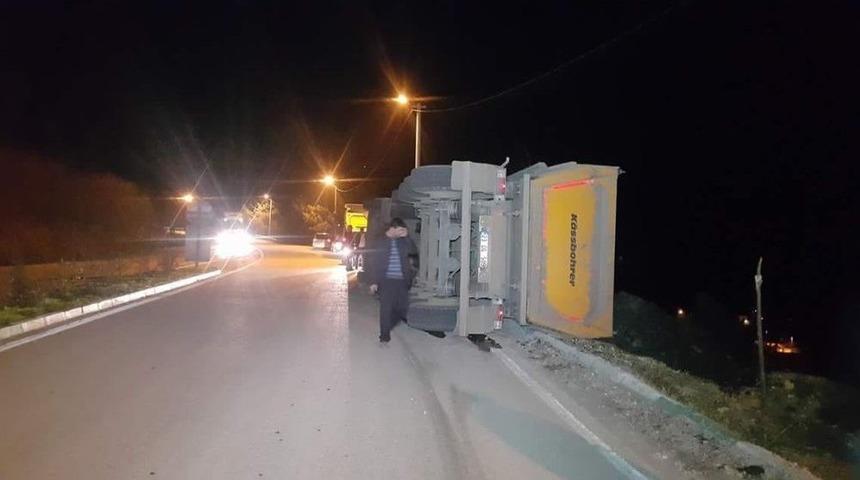 K&ouml;m&uuml;r Y&uuml;kl&uuml; Kamyon Yan Yattı