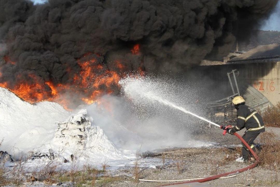 Elektrik Direğinden D&uuml;şen Kıvılcımlar Kimyasal Maddeleri Alev Alev Yaktı