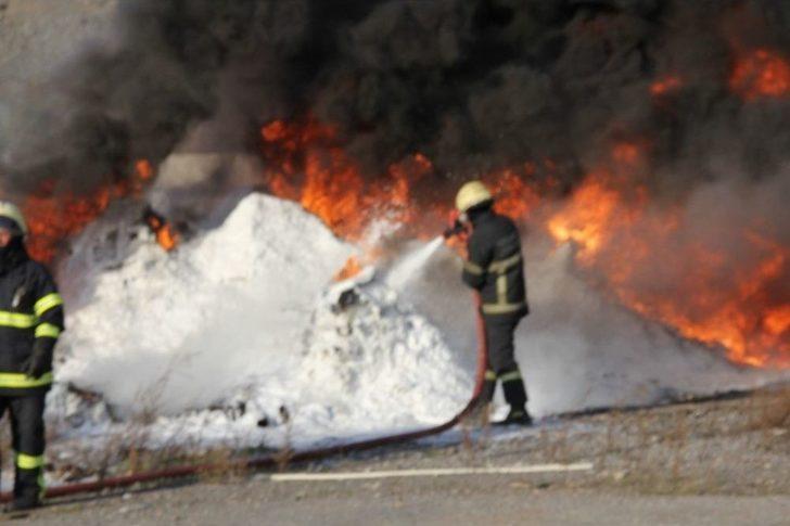 Elektrik Direğinden Düşen Kıvılcımlar Kimyasal Maddeleri Alev Alev Yaktı G3
