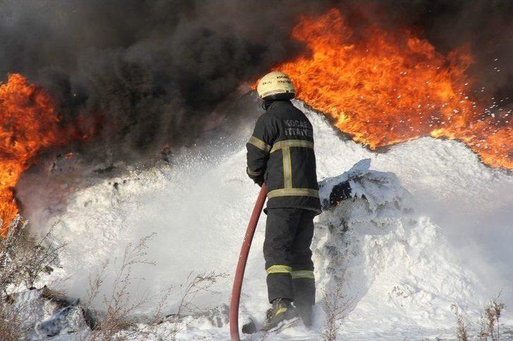 Elektrik Direğinden Düşen Kıvılcımlar Kimyasal Maddeleri Alev Alev Yaktı G4