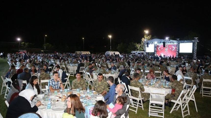 Devletin Zirvesi B&uuml;y&uuml;kşehir İftarında Buluşuyor