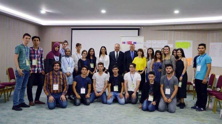 Yenimahalle Belediyesi Gen&ccedil;lerin &Ouml;n&uuml;n&uuml; A&ccedil;ıyor