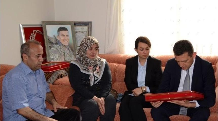 Şehit &Ouml;mer Bilal Akpınar&rsquo;ın Şehadet Belgesi Ailesine Teslim Edildi