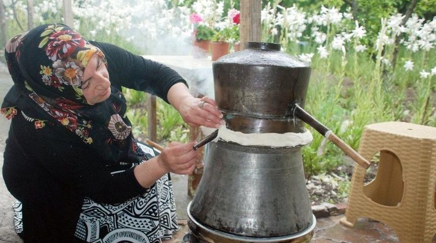 Yılda Bir Defa A&ccedil;ıyor, Yağı Dededen Kalma Y&ouml;ntemlerle &Ccedil;ıkartıyorlar