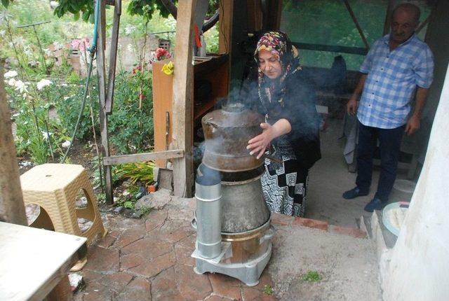 Yılda Bir Defa Açıyor, Yağı Dededen Kalma Yöntemlerle Çıkartıyorlar