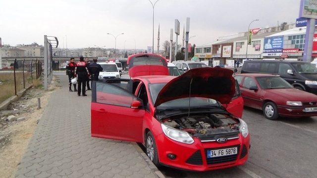 Polisten Kaçan Şüpheliler Trafik Işığına Takıldı