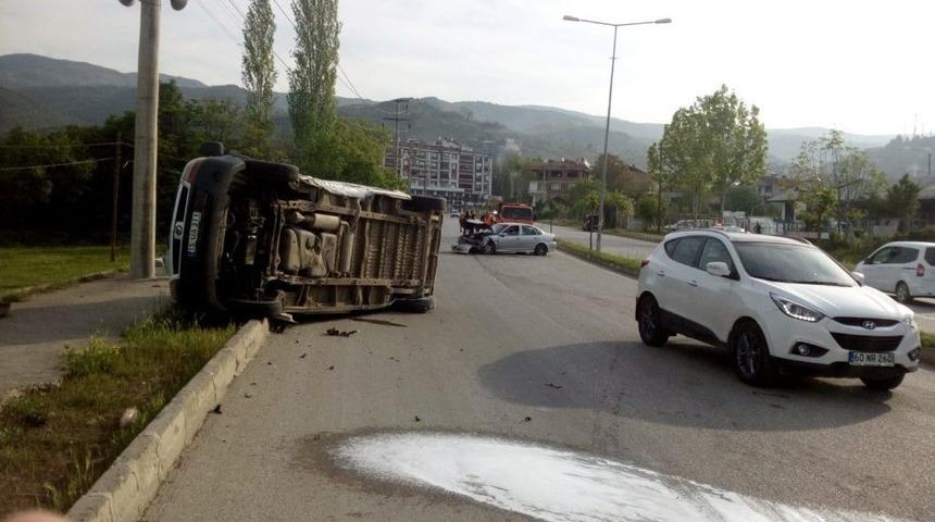 Tokat&rsquo;ta Minib&uuml;sle Otomobil &Ccedil;arpıştı: 4 Yaralı