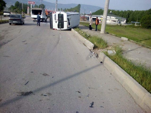 Tokat’ta Minibüsle Otomobil Çarpıştı: 4 Yaralı