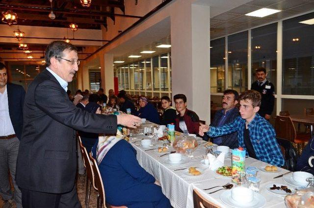 Başkan Bulutlar, Şehit Ailelerine İftar Yemeği Verdi