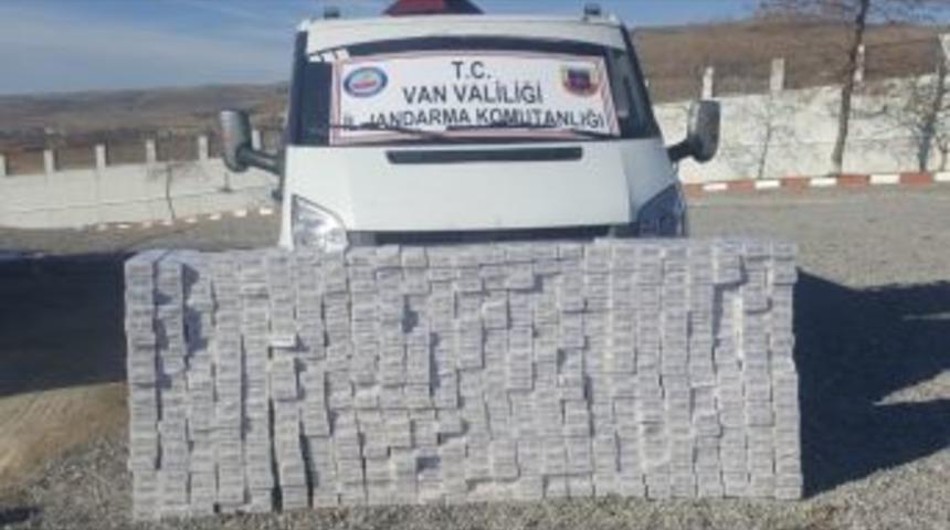Jandarmadan Ka&ccedil;an Minib&uuml;ste 5 Bin Paket Ka&ccedil;ak Sigara &Ccedil;ıktı