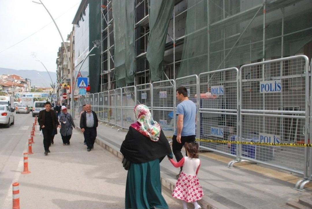 Emniyet Binasında Polis Bariyerli &Ouml;nlem