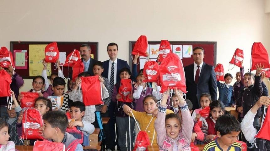 Sgk İl M&uuml;d&uuml;r&uuml; G&ouml;ksoy&rsquo;dan &Ouml;ğrencilere Hediye