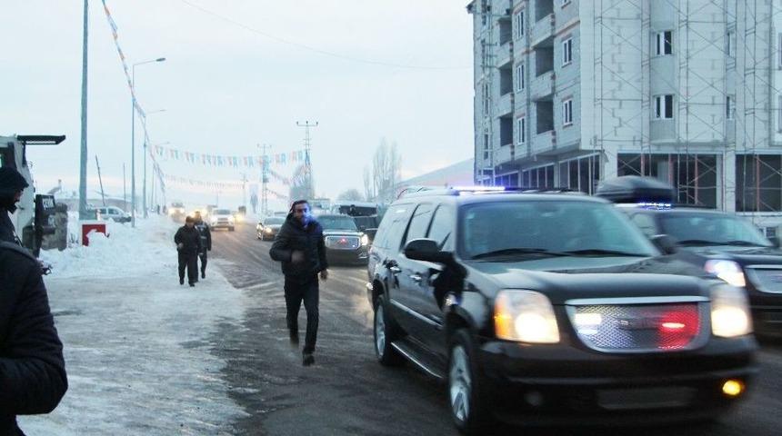 Başbakan Yıldırım&rsquo;a Ulaşabilmek İ&ccedil;in Metrelerce Koştu