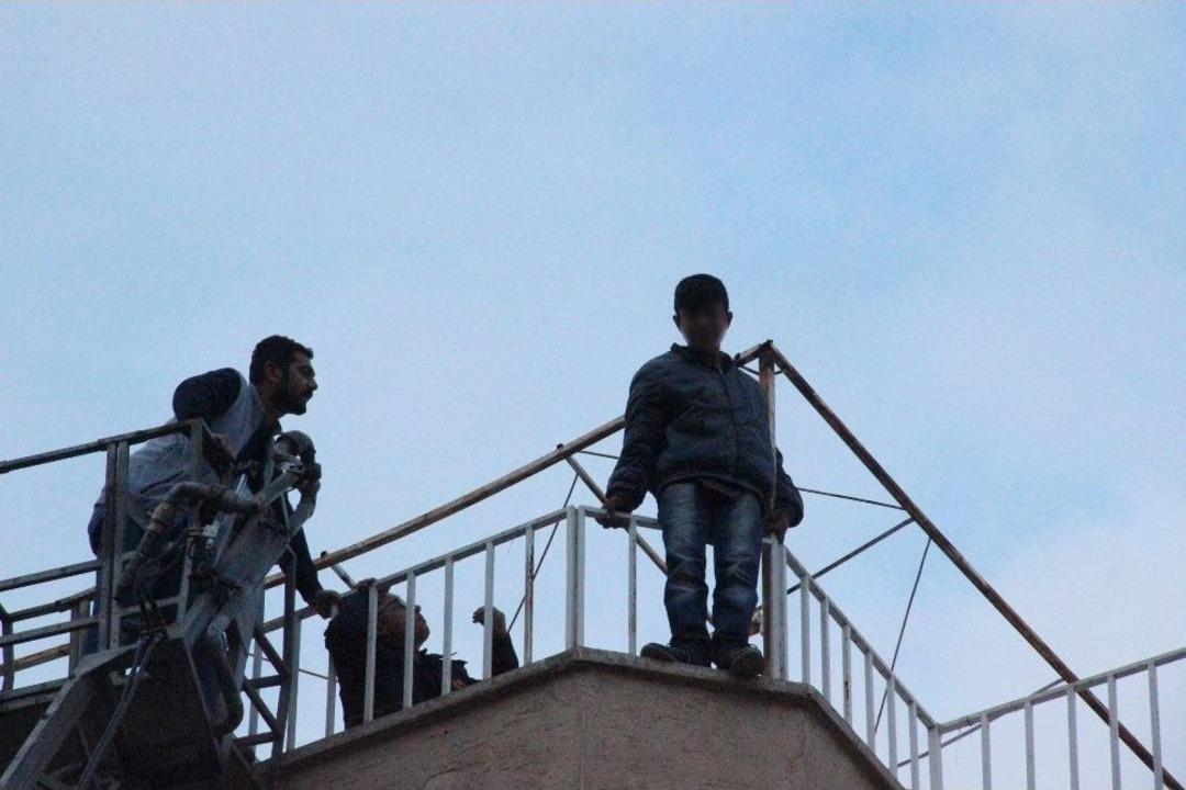 Atlamak &Uuml;zere Olan Genci İtfaiye Amiri Son Anda Tutarak Kurtardı