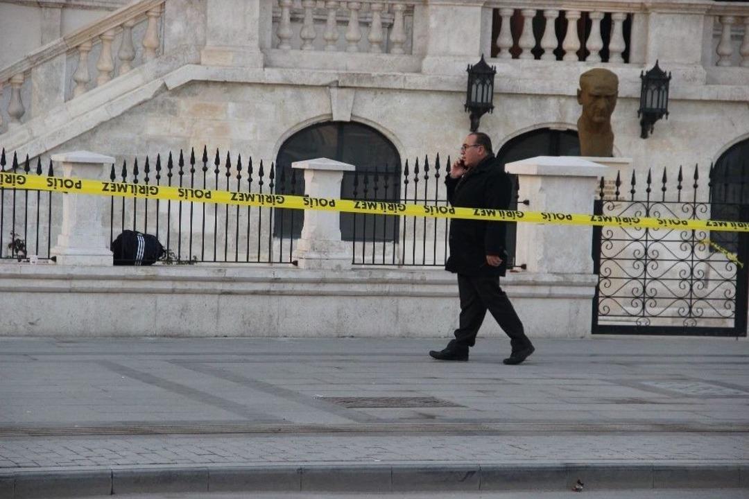 &Ouml;ğrencinin M&uuml;ze Bah&ccedil;esinde Unuttuğu &Ccedil;anta Bomba Paniğine Neden Oldu