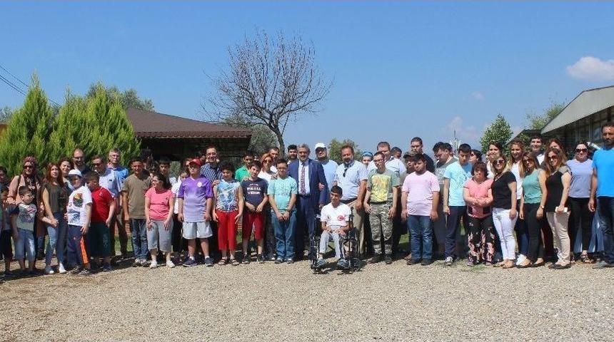 Otizmli &Ccedil;ocuklara Atla Terapi Uygulaması S&uuml;r&uuml;yor