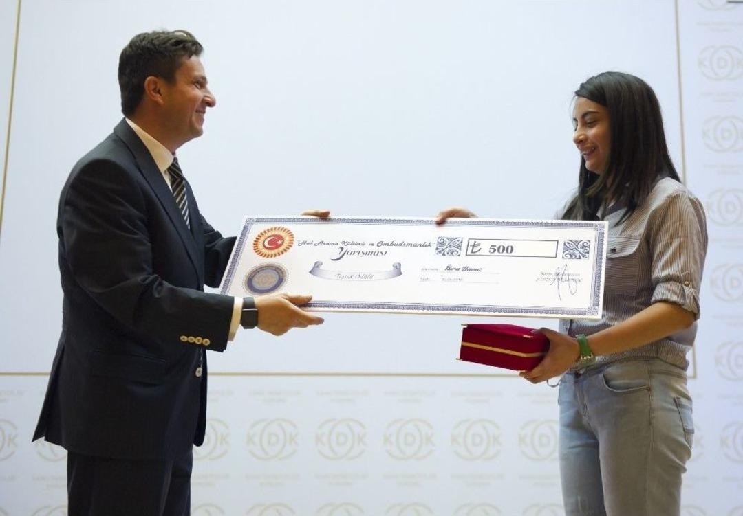 Başarılı &Ouml;ğrenciler &Ouml;d&uuml;llerini Medya Temsilcilerinin Elinden Aldı