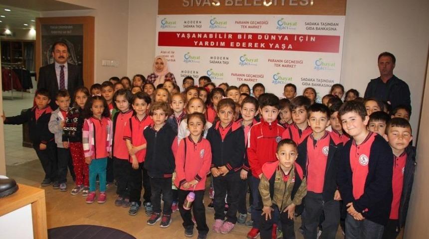 Öğrenciler Gıda Bankası’nda Yardımlaşmayı Öğreniyor