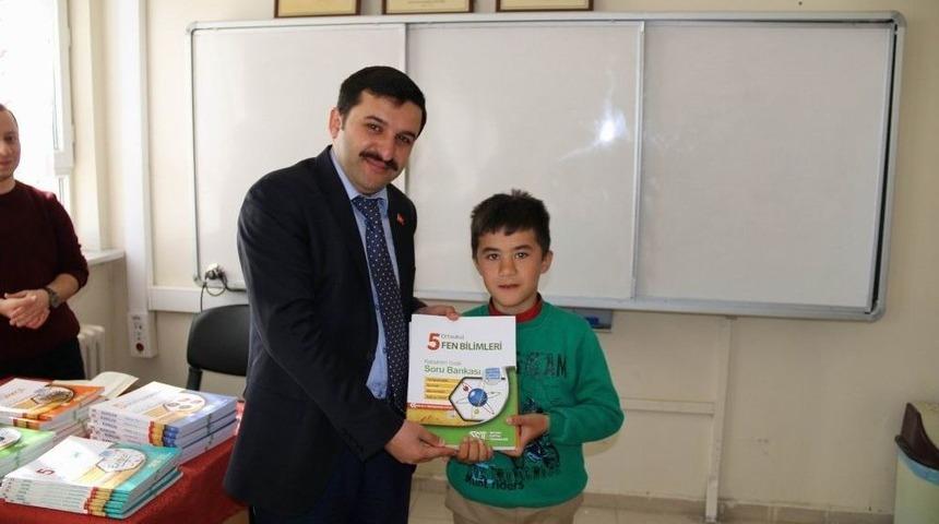 Ulaş&rsquo;ta Kurs &Ouml;ğrencilerine Kitap Desteği