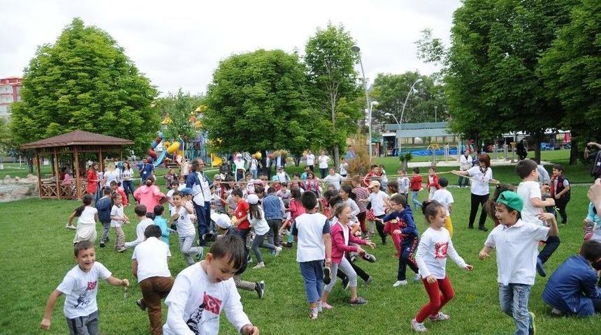 &Ccedil;ocuklar Oyunlarını D&uuml;nyanın Merkezinde Oynadı
