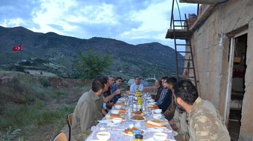 Kaymakam Beyaz, G&uuml;venlik Korucularıyla &Uuml;s B&ouml;lgesinde İftar A&ccedil;tı