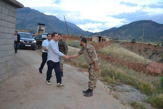 Kaymakam Beyaz, Güvenlik Korucularıyla Üs Bölgesinde İftar Açtı