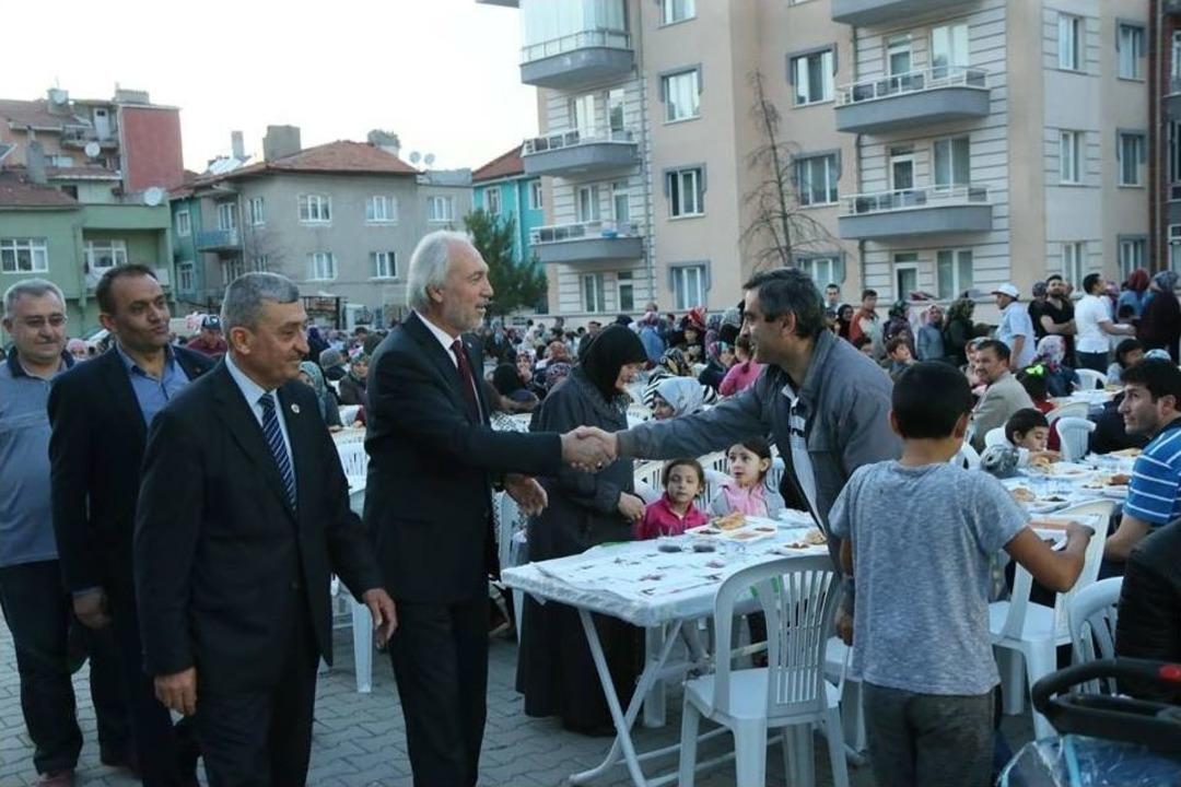 Bah&ccedil;elievler, Evliya &Ccedil;elebi Ve Mehmet Akif Ersoy&rsquo;da İftar Coşkusu