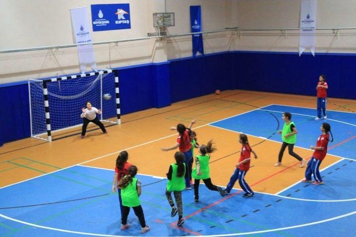 İbb’nin Spor Salonlarında Yetişen Sporcular Bir Sezonda 204 Kupa Ve Madalya Kazandı G1