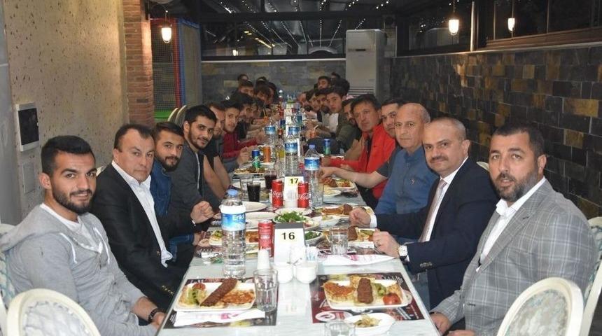 Ak Parti&rsquo;li Mersinli, Manisasporlu Futbolcularla Buluştu