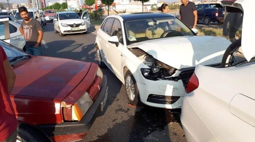 Köpeğe Çarpmamak İçin Fren Yapınca, 4 Araç Birbirine Girdi