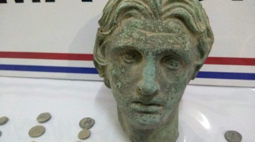 K&ouml;y Evinde 291 Sikke Ve Bir Heykel Ele Ge&ccedil;irildi