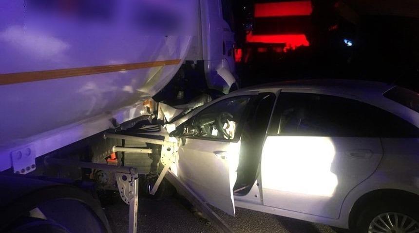 Otomobil Lpg Y&uuml;kl&uuml; Tankerin Altına Girdi: 4 Yaralı