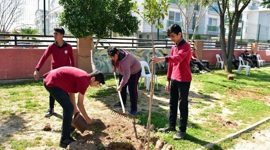 T&uuml;t&uuml;nc&uuml;, &Ouml;ğrencilerle Okul Bah&ccedil;esini Ağa&ccedil;landırdı