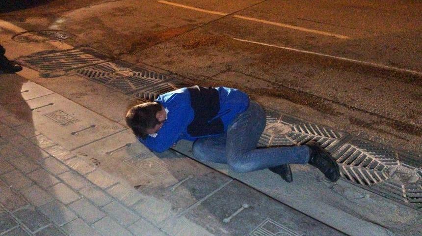 Alkoll&uuml; S&uuml;r&uuml;c&uuml; Kaza Yapınca Kendini Yere Attı