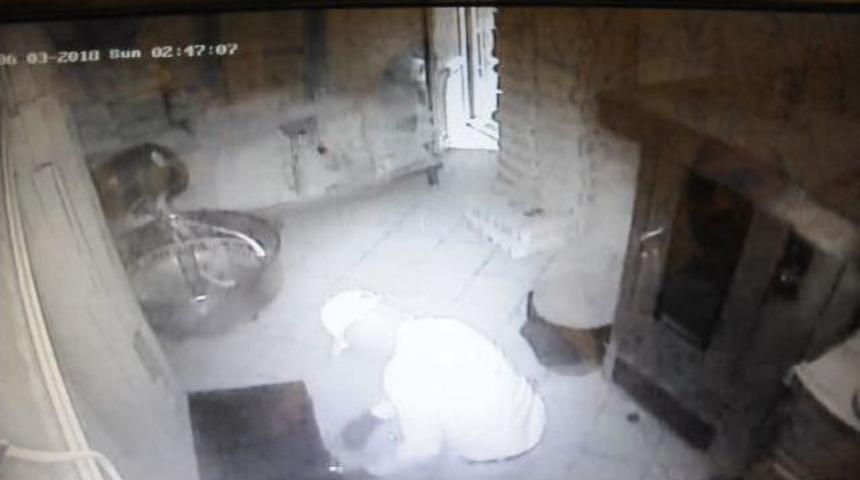 &Ccedil;elik Kasa Hırsızları G&uuml;venlik Kamerasında