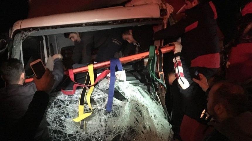 Karadeniz Sahil Yolunda Zincirleme Trafik Kazası: 4 Yaralı