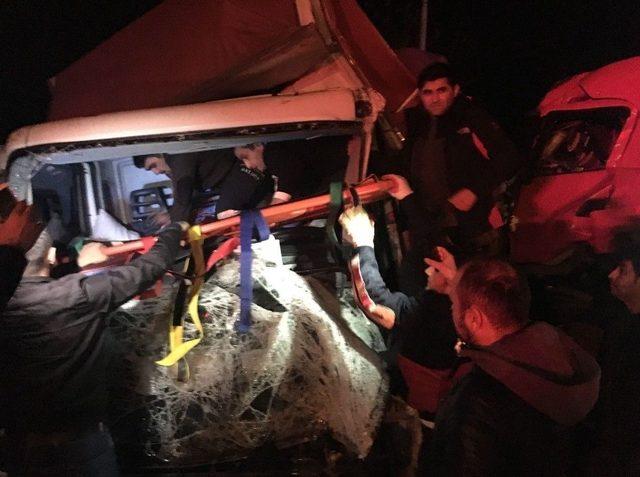 Karadeniz Sahil Yolunda Zincirleme Trafik Kazası: 4 Yaralı