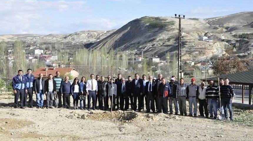 G&uuml;r&uuml;n&rsquo;de 300 Fidan Toprakla Buluşturuldu